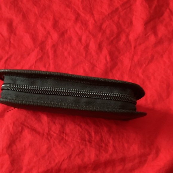 Compact Sewing Kit with Multicolor Threads - Picture 5 of 9